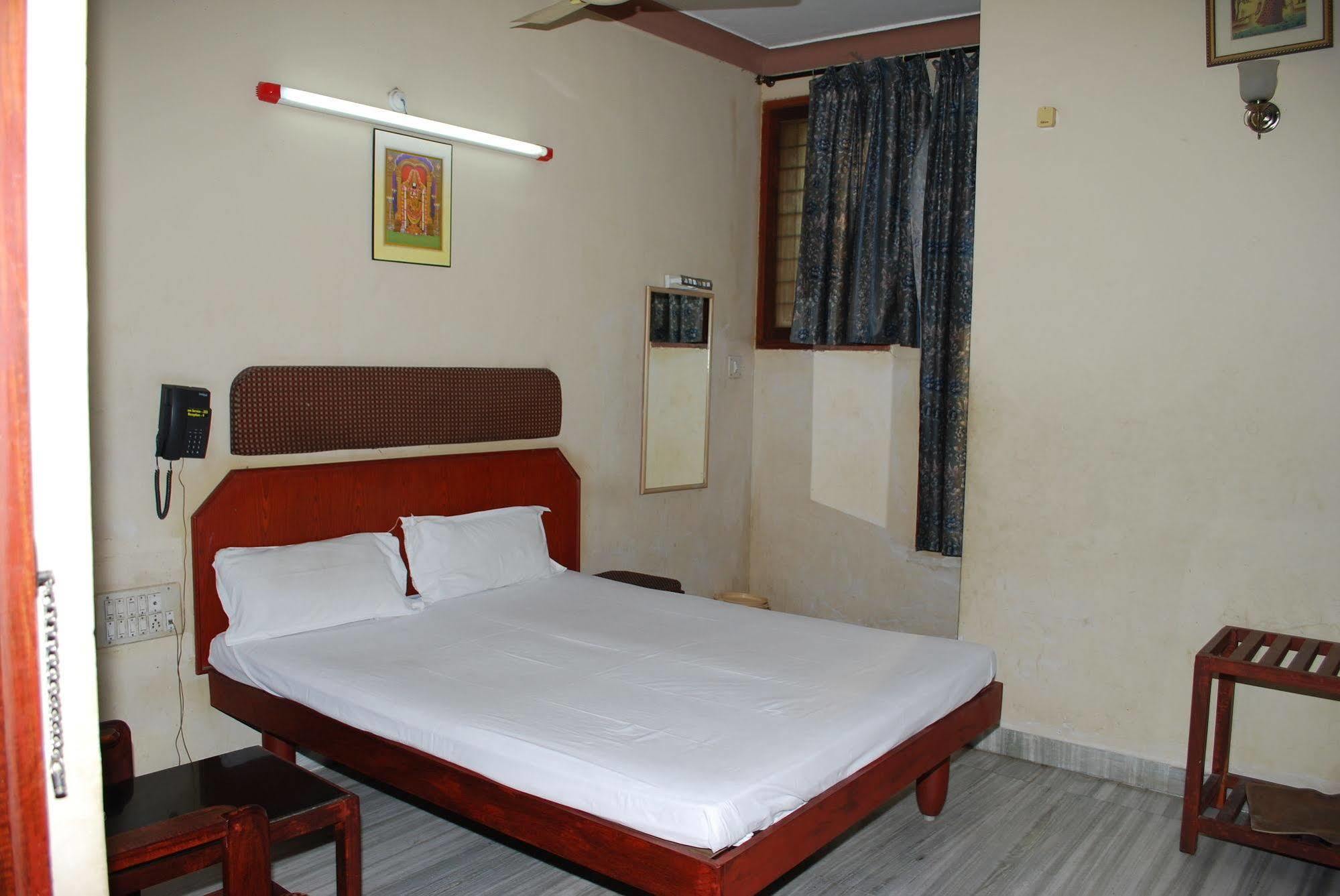 Sri Sai Residency Hotel Tirupati Eksteriør billede